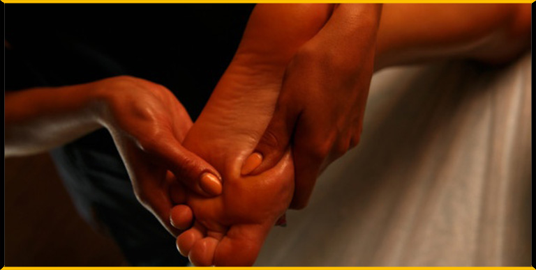 Masaje erótico en los pies: encuentra las zonas erógenas