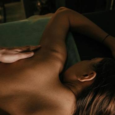 Masaje Kundalini: guía completa para despertar tu energía interior